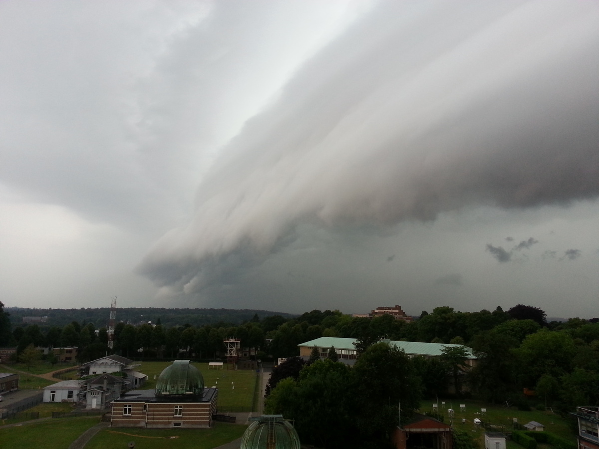 Een " shelf cloud" boven het KMI in Ukkel op 27 juli 2013 (foto's Karim Hamid).