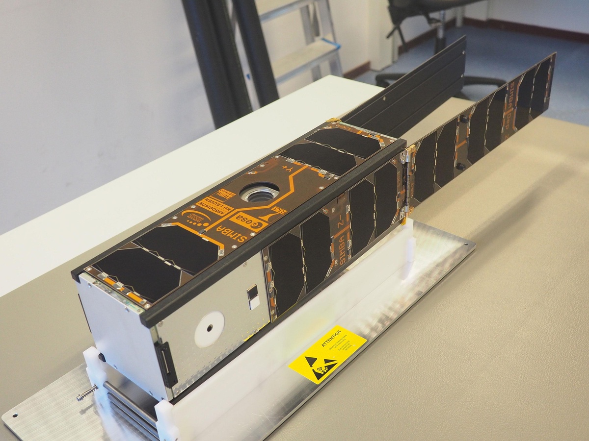 De afgewerkte satelliet met open zonnepanelen zoals hij er in de ruimte zal uitzien. Alleen de antennes zitten nog opgeborgen.