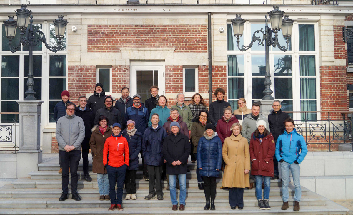 Les membres du groupe E-PROFILE devant le Centre Climat fédéral, sur le site de l'IRM