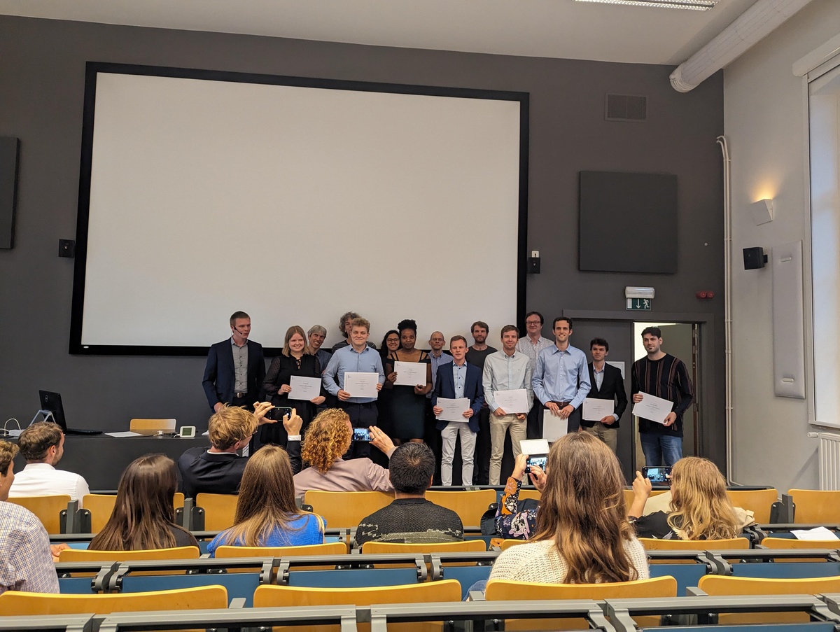 De studenten van het postgraduaat met hun certificaat tijdens de proclamatie.