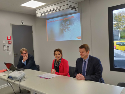 Van links naar rechts: Bruno Heirbrant, winterdienstcoördinator bij AWV, Vlaams Minister van Mobiliteit en Openbare Werken Lydia Peeters en David Dehenauw hoofd van het weerbureau van het KMI.