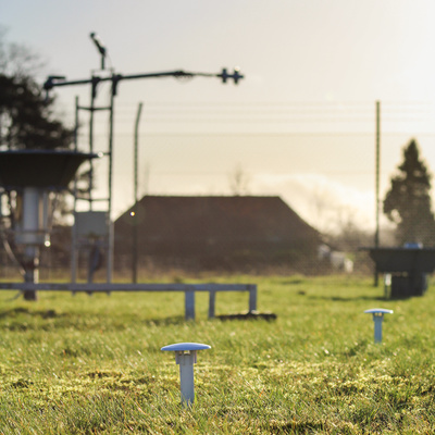 De twee grondsensoren in het KMI-station van Melle.