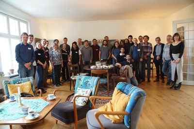 Photo 1 : Doctorants et promoteurs à l'hôtel Hornbækhus de Copenhague lors de la première réunion de formation du projet "Critical Earth" qui a eu lieu du 25 au 29 octobre (à l'époque, les restrictions de COVID-19 au Danemark permettaient une réunion physique).