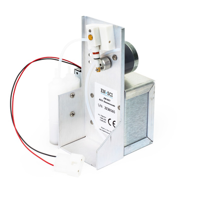 Figure 1 : Une sonde d'ozone, composée d'une pompe (à l'arrière) qui aspire l'air à travers des tubes en téflon et conduit aux cellules blanches en téflon sur la gauche, qui sont remplies de solutions électrochimiques. Cet instrument est lancé dans une boîte en polystyrène avec un ballon météo, pour éviter que les solutions ne gèlent. Via une connexion à une radiosonde (https://ozone.meteo.be/instruments-and-observation-techniques/radiosondes ), les données sont transmises en temps réel au système de réception à Uccle © www.en-sci.com