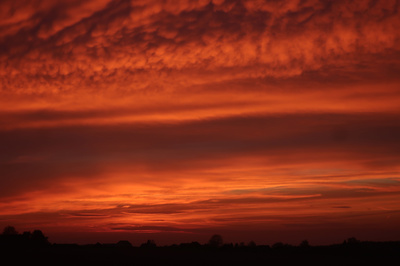 Ciel nuageux de couleur rouge