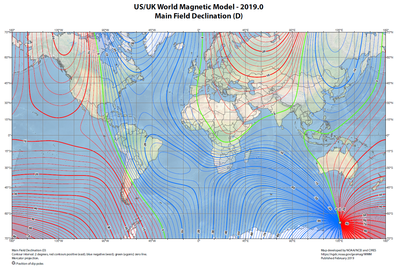 Valeurs de la déclinaison (variation) magnétique dans le monde début 2019 selon le WMM. Ce modèle est élaboré à partir des données géomagnétiques collectées par les satellites (actuellement la mission ESA Swarm) et les observatoires magnétiques (couvrant très imparfaitement la Terre).