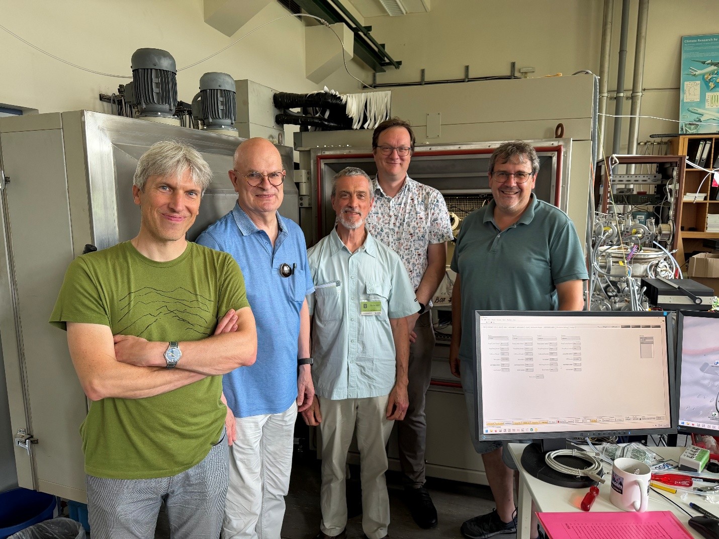 Photo de groupe prise lors de la visite de l’IRM au Centre mondial d’étalonnage des sondes d’ozone du Centre scientifique de Jülich (Allemagne). De gauche à droite : Roeland Van Malderen (KMI, responsable de l’évaluation de la qualité des sondes à ozone), Herman Smit (Centre scientifique de Jülich, responsable du Centre mondial d’étalonnage des sondes à ozone), Daniel Gellens (IRM, directeur général), Andy Delcloo (KMI, chef du service « Composition atmosphérique : instruments et modélisation »), Ulrich Bundke (Centre scientifique de Jülich, directeur technique de l’IAGOS).